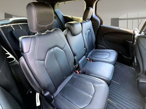 Used 2021 Chrysler Pacifica Touring-L w/ Uconnect Theater Family Group FWD image 23
