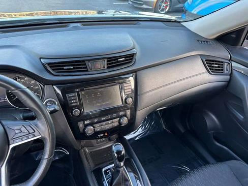 Used 2018 Nissan Rogue SV image 18