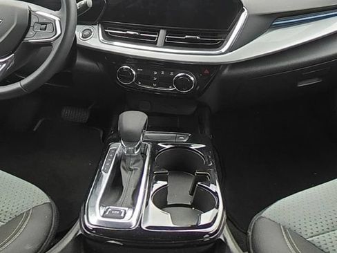Used 2025 Chevrolet Trax LT w/ LT Convenience Package FWD image 23