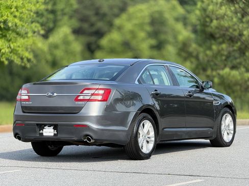 Used 2016 Ford Taurus SE FWD image 11