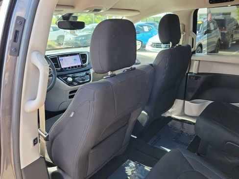 Used 2021 Chrysler Pacifica Touring FWD image 10