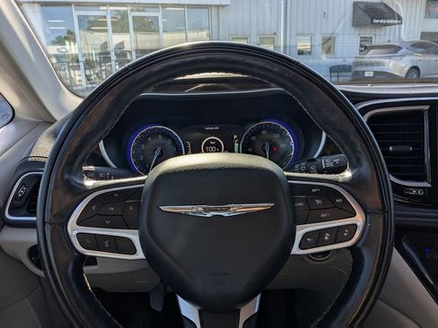 Used 2022 Chrysler Pacifica Limited FWD image 21