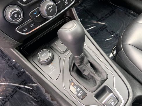 Used 2019 Jeep Cherokee Latitude Plus w/ Cold Weather Group AWD/4WD image 15