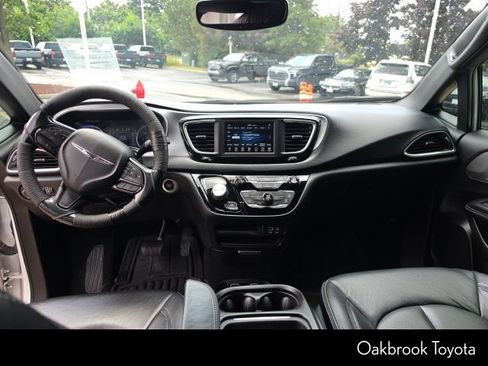 Used 2019 Chrysler Pacifica Touring Plus w/ S Appearance Package FWD image 12