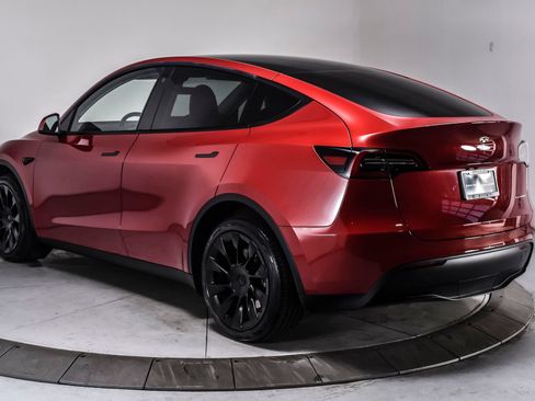 Used 2023 Tesla Model Y AWD image 4