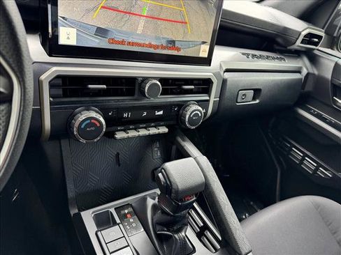 Certified 2025 Toyota Tacoma TRD Off-Road AWD/4WD image 15