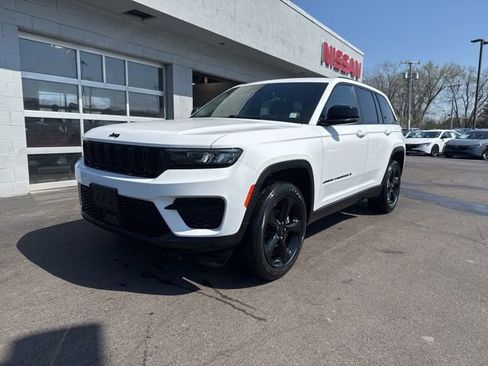Used 2023 Jeep Grand Cherokee Altitude AWD/4WD image 5