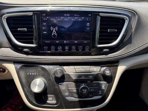 Used 2018 Chrysler Pacifica Limited FWD image 14