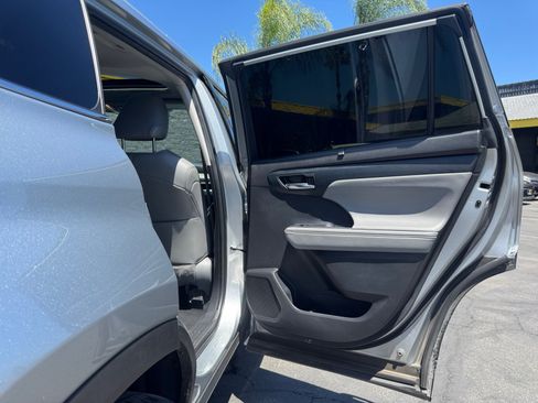 Used 2022 Toyota Highlander XLE FWD image 23