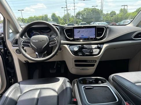 Used 2023 Chrysler Pacifica Touring-L AWD/4WD image 16
