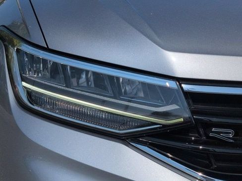 Used 2022 Volkswagen Tiguan SE R-Line FWD image 9