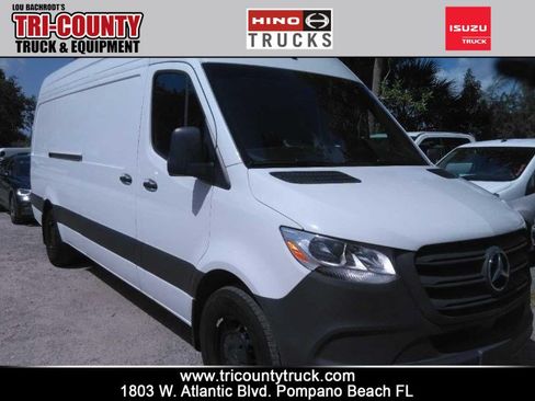 Used 2025 Mercedes-Benz Sprinter 2500 image 1