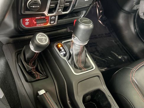 Used 2022 Jeep Gladiator Rubicon w/ Cold Weather Group image 17