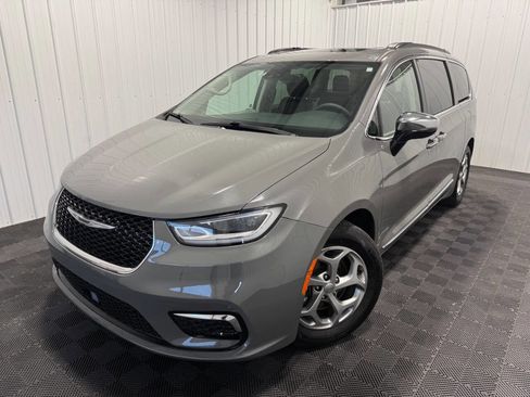 Used 2023 Chrysler Pacifica Limited FWD image 49