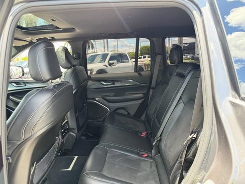 Used 2022 Jeep Grand Cherokee Altitude RWD image 7