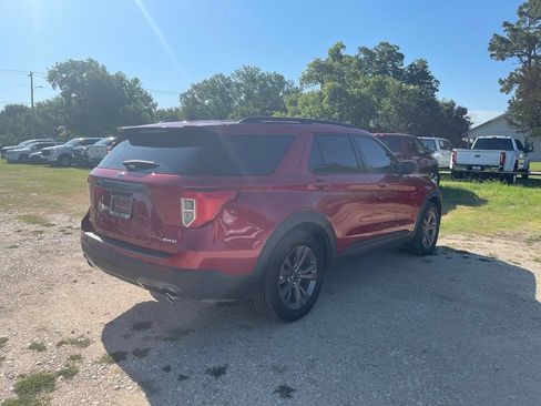 Used 2021 Ford Explorer XLT w/ Equipment Group 202A AWD/4WD image 4