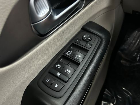Used 2022 Chrysler Pacifica Touring-L FWD image 23