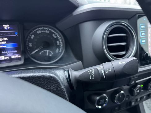 Used 2019 Toyota Tacoma TRD Sport image 16