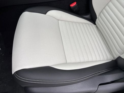 Used 2025 Land Rover Discovery Sport Dynamic SE image 40