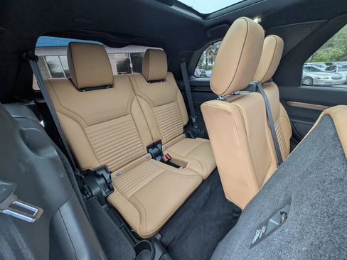 Used 2018 Land Rover Discovery HSE AWD/4WD image 12