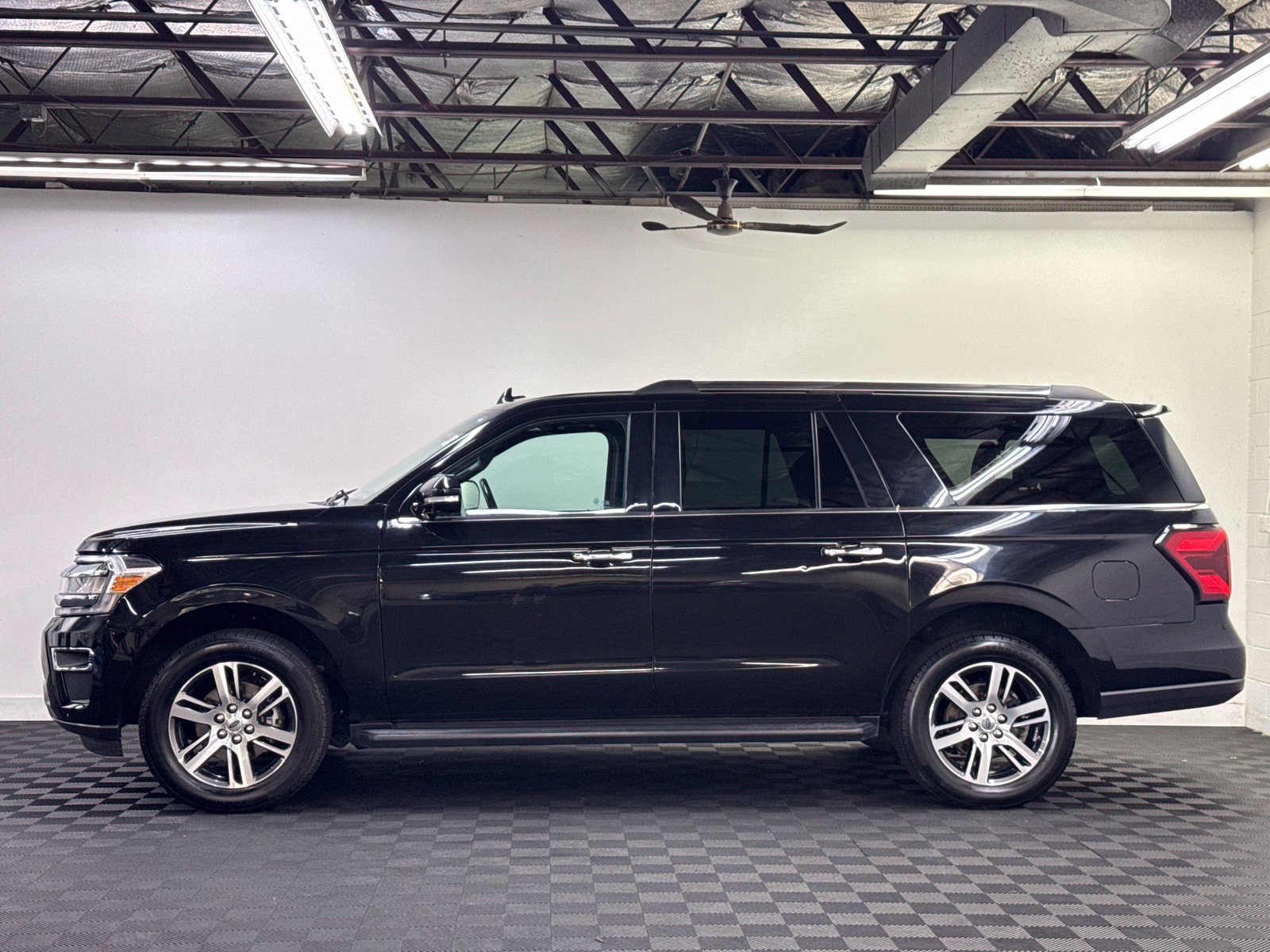 Used 2024 Ford Expedition Max Limited AWD/4WD image 3