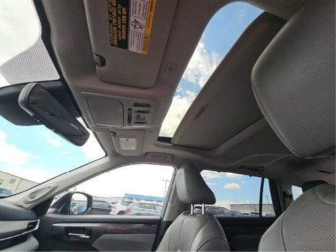 Used 2024 Toyota Highlander Limited FWD image 9
