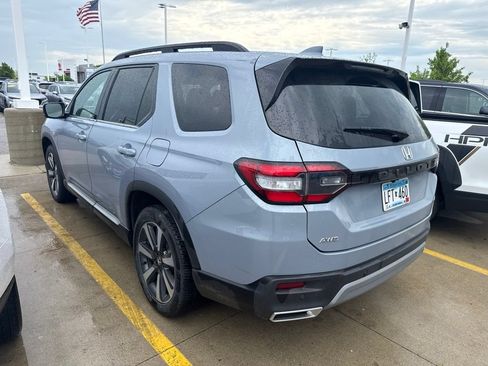 Used 2023 Honda Pilot Touring image 3