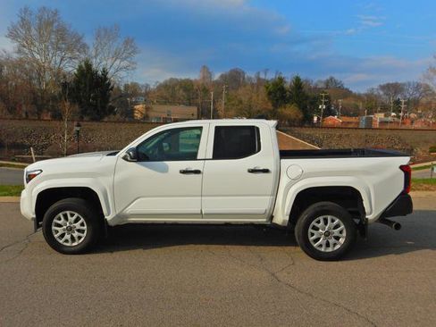 Used 2024 Toyota Tacoma SR image 10
