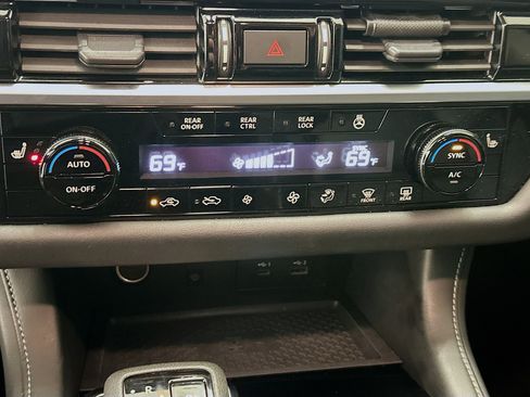 Used 2023 Nissan Pathfinder SL image 24