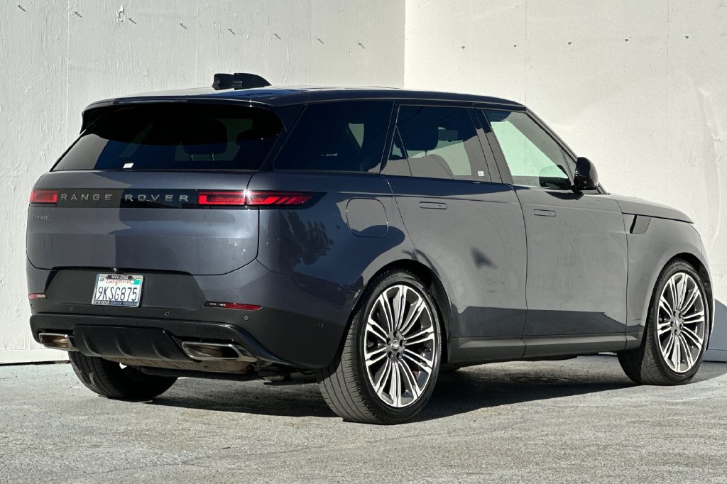 Used 2024 Land Rover Range Rover Sport SE AWD/4WD image 3