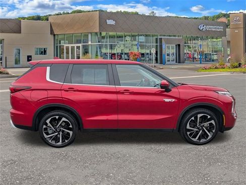 Used 2023 Mitsubishi Outlander SE image 2