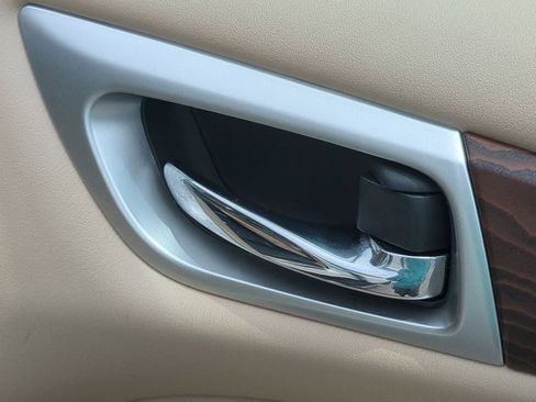 Used 2020 Nissan Pathfinder Platinum FWD image 42