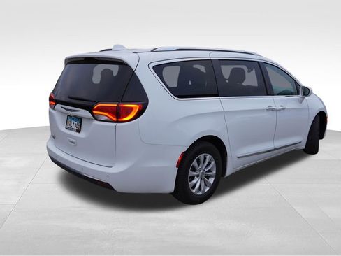 Used 2018 Chrysler Pacifica Touring-L image 3