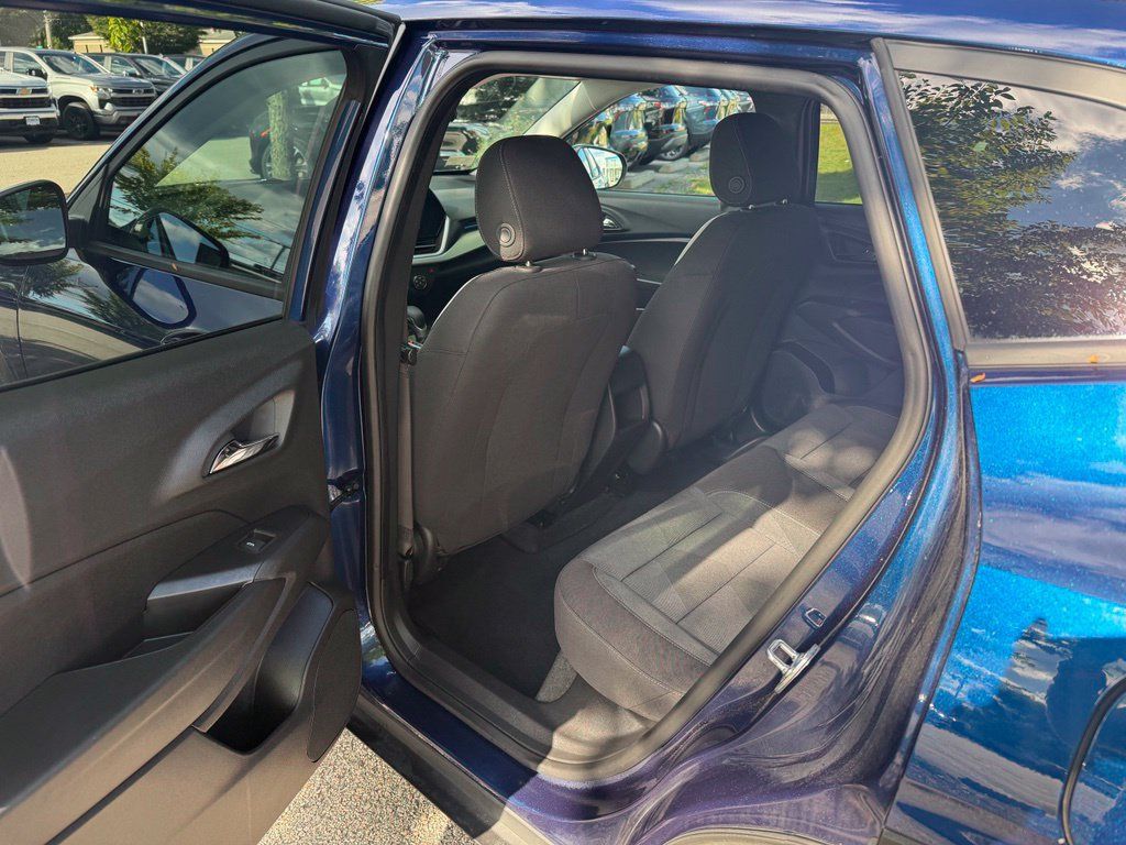 Used 2024 Chevrolet Trax LS w/ LS Convenience Package FWD image 11