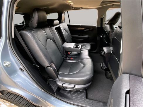 Used 2020 Toyota Highlander Limited FWD image 19