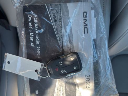 Used 2023 GMC Acadia SLT image 35