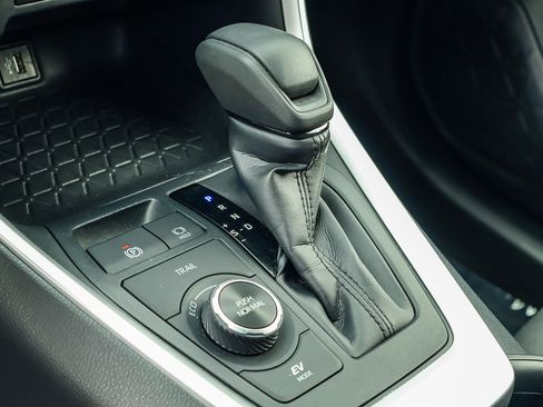Used 2025 Toyota RAV4 XLE AWD/4WD image 8
