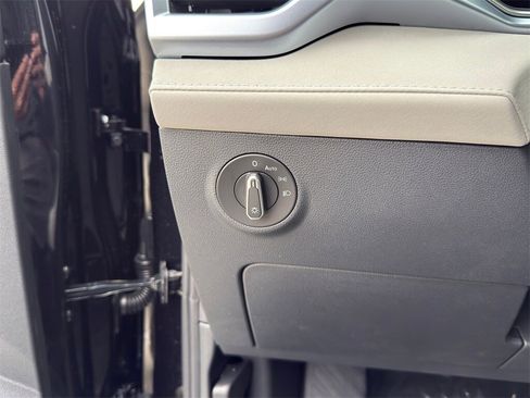 New 2026 Volkswagen Taos SE image 18