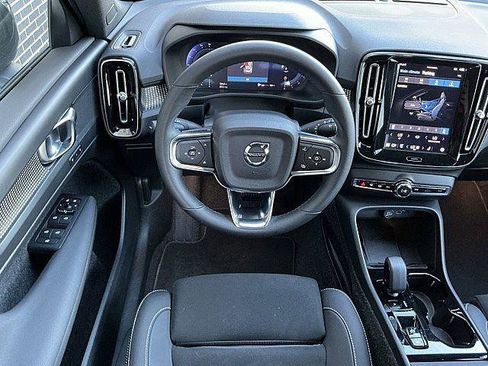 Certified 2025 Volvo XC40 B5 Plus AWD/4WD image 5