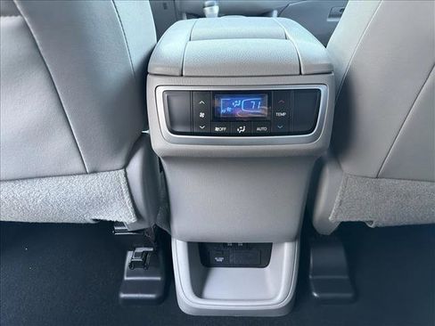 Used 2017 Toyota Highlander XLE image 24