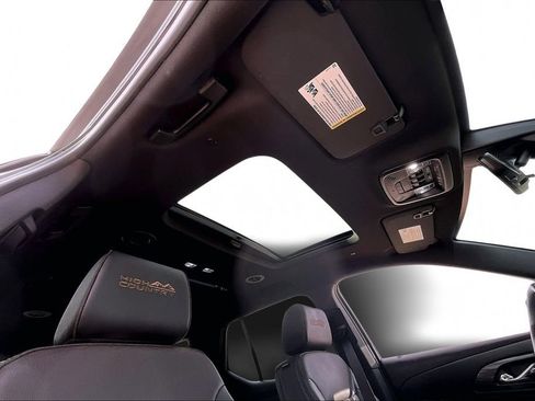 Used 2022 Chevrolet Traverse High Country image 30