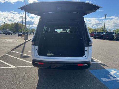 New 2026 Jeep Grand Wagoneer L 4WD image 9