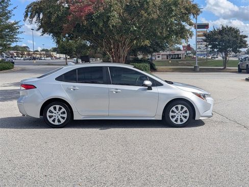 Used 2022 Toyota Corolla LE image 9