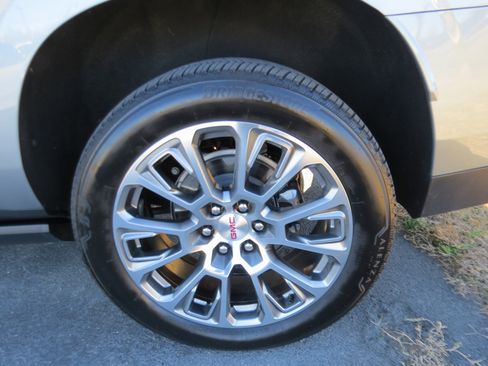 Used 2025 GMC Yukon XL Denali w/ Denali Reserve Package image 9