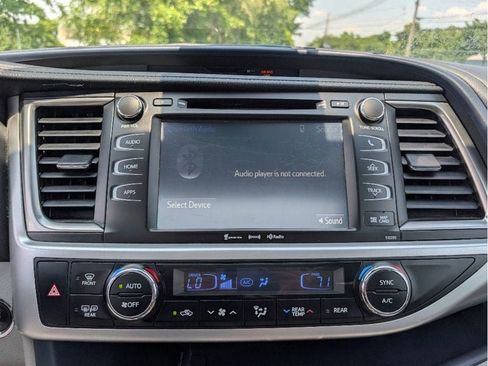 Used 2019 Toyota Highlander XLE AWD/4WD image 28