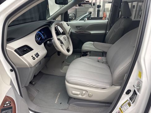 Used 2011 Toyota Sienna XLE AWD/4WD image 11