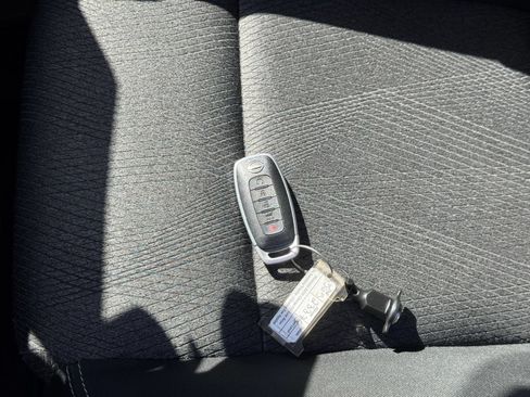 Used 2025 Nissan Rogue SV FWD image 21