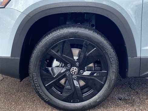 New 2026 Volkswagen Taos SE image 6