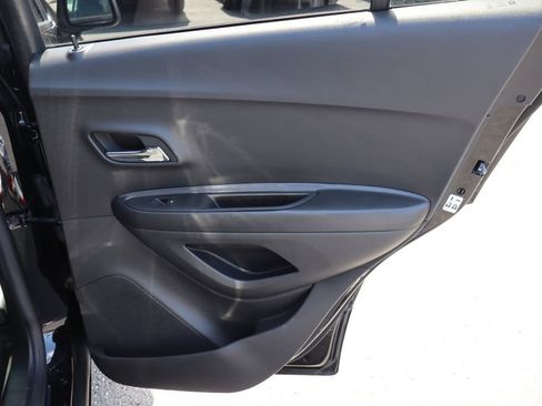 Used 2022 Chevrolet Trax LT w/ LT Convenience Package image 25