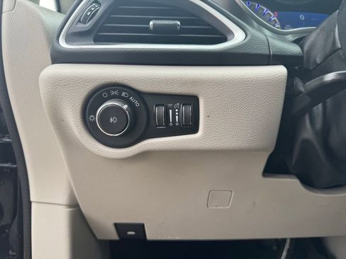 Used 2023 Chrysler Pacifica Touring-L image 16